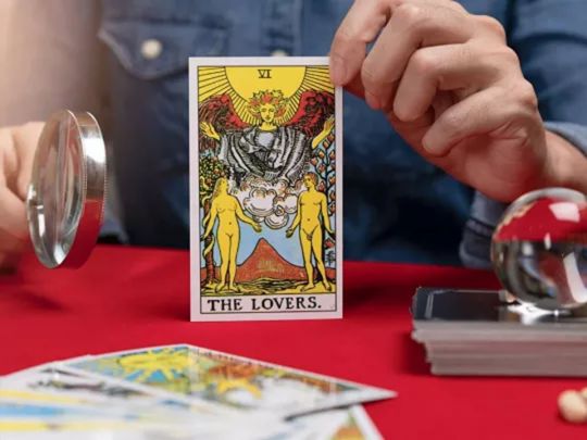 Тельцям — «Десятка Мечів» і кінець ілюзій, Стрільцям — «Верховний Жрець» та мудрість: Таро-прогноз на 11 травня