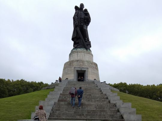 У Берліні на розпіареному пропагандою СРСР меморіалі в Трептов-парку полеглим радянським воїнам… немає жодного імені загиблого радянського солдата